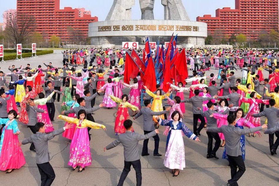 Corea del Nord: ballo &quot;di massa&quot; per il compleanno del defunto Kim Jong Il