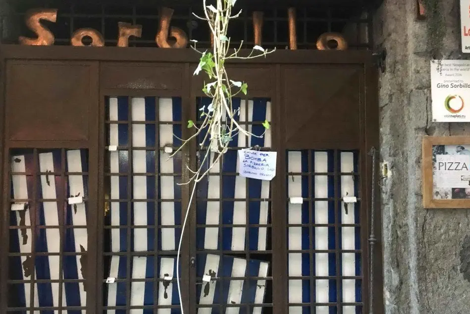 Una bomba è esplosa davanti all'ingresso della pizzeria Sorbillo, a Napoli