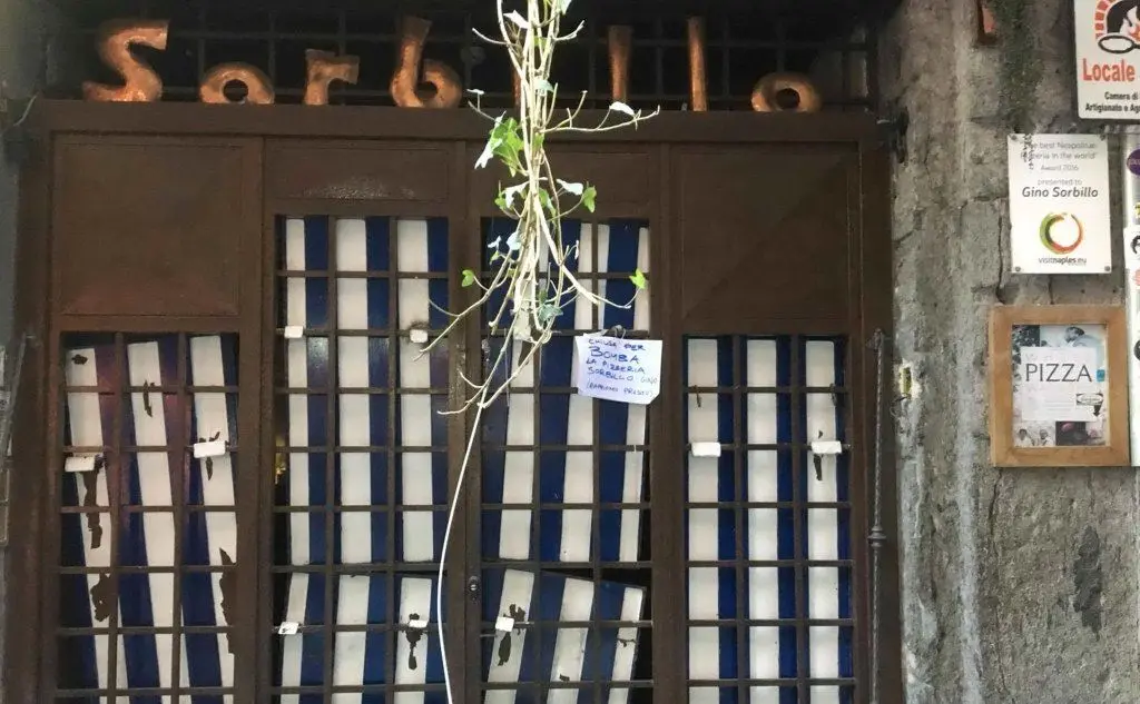 Una bomba è esplosa davanti all'ingresso della pizzeria Sorbillo, a Napoli