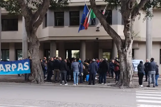 Il sit-in dei lavoratori dell'Arpas