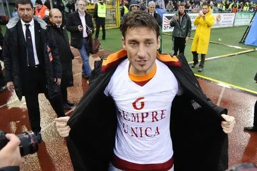 Totti, maglia dedica per ilary