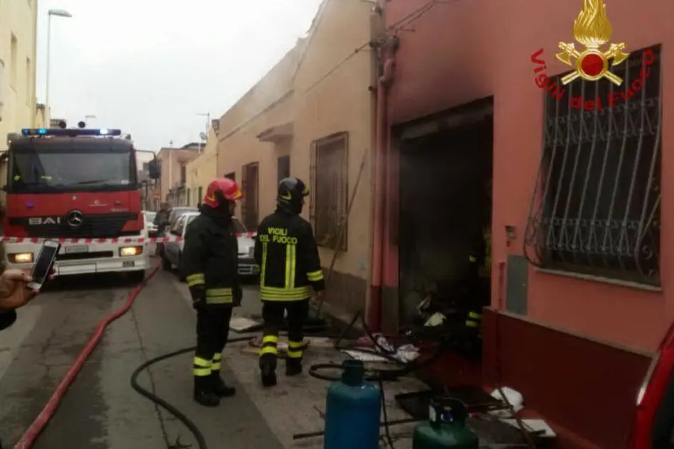 Il garage distrutto dalle fiamme a Pirri