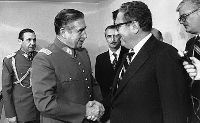 Stringe la mano al dittatore cileno Augusto Pinochet