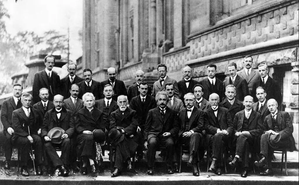 Congresso di fisica a Solvay, 1927: l'unica scienziata, Marie Curie, è la terza in prima fila da sinistra