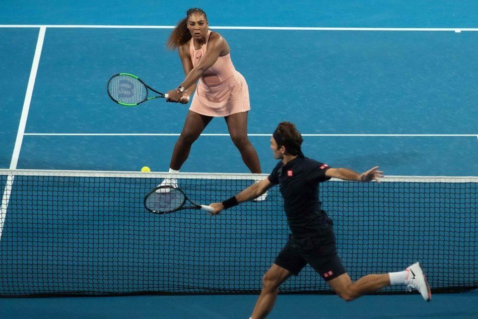 Federer incrocia la racchetta con Serena. E il selfie è virale