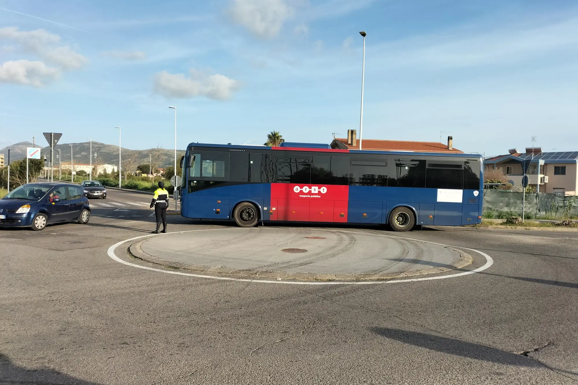 L'autobus in panne in via Lai (Foto Andrea Scano)