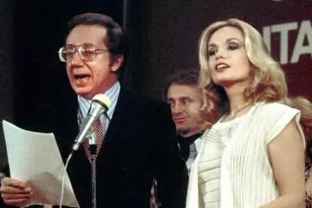 Mike Bongiorno e Maria Giovanna Elmi durante la prima edizione a colori di Sanremo