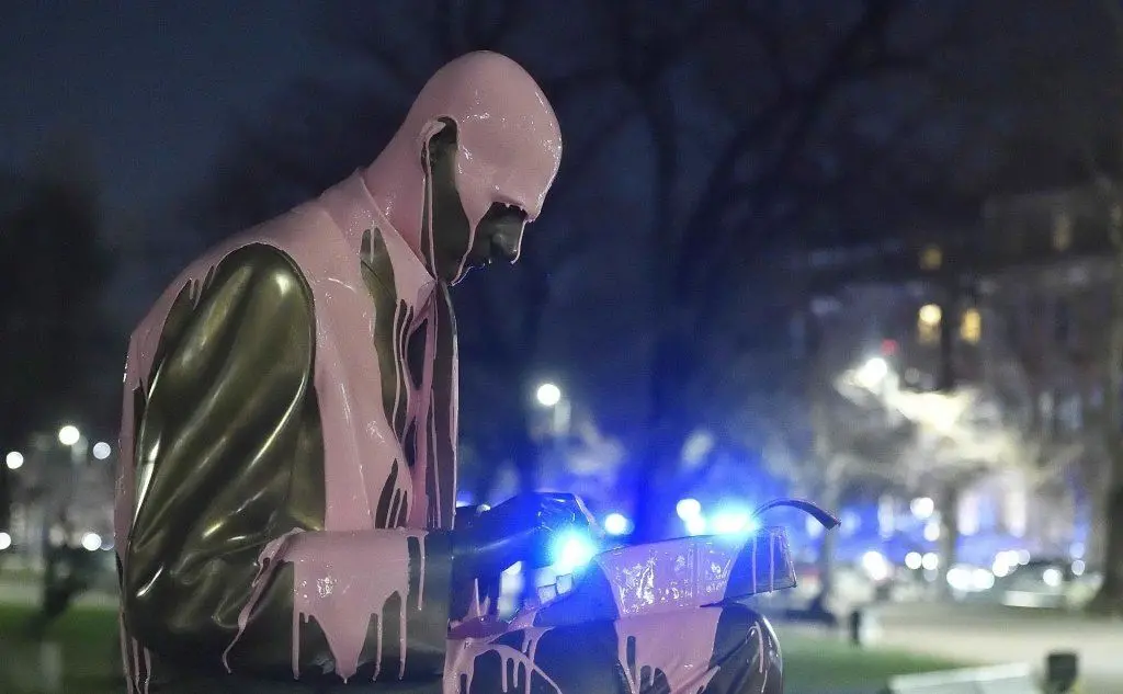 Statua che è stata imbrattata l'8 marzo durante il corteo per la festa della donna