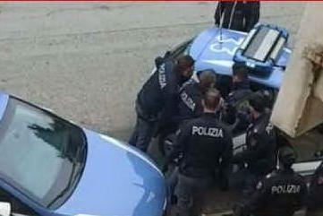 Cagliari, liberata una casa occupata abusivamente: applausi alla Polizia