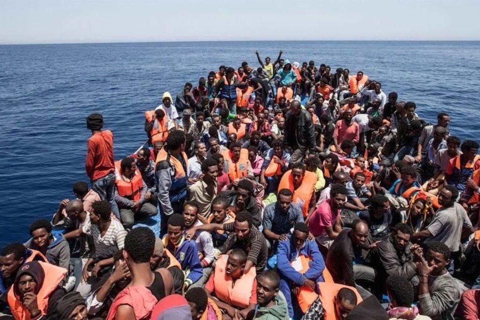&quot;Nave italiana soccorre i migranti e li riporta in Libia&quot;, Salvini smentisce