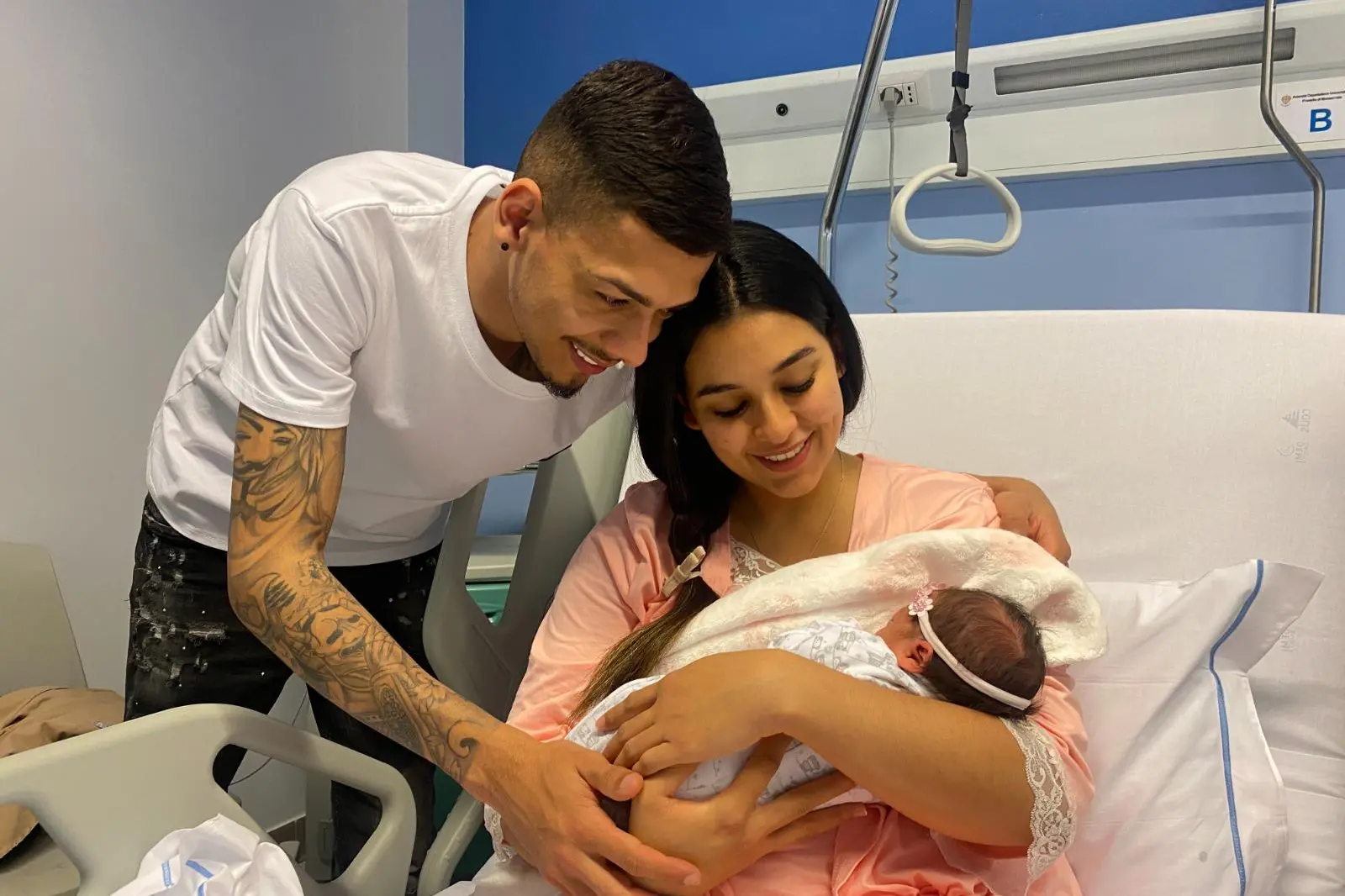 Mamma Nathalia Fereira, papà Pablo Cardoso e la piccola Maria Giulia (Foto: Aou Cagliari)