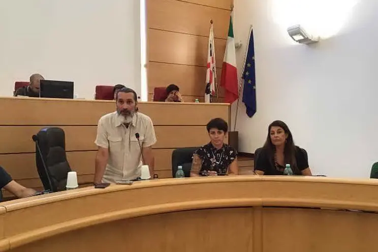 Il sindaco in consiglio comunale (foto L'Unione Sarda - Pala)