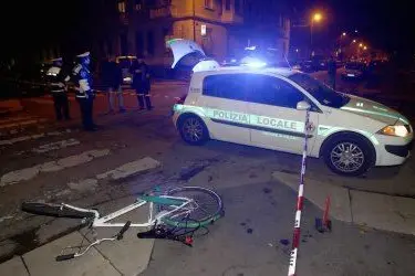 Un vigile urbano è stato investito per tre volte e ucciso da un automobilista che guidava un suv ed è fuggito