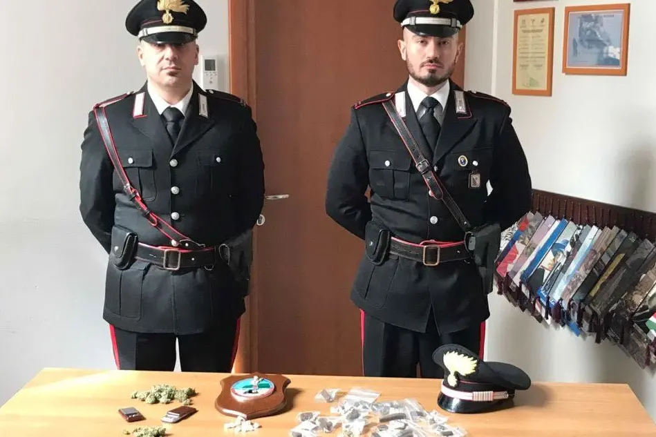 I carabinieri col materiale sequestrato