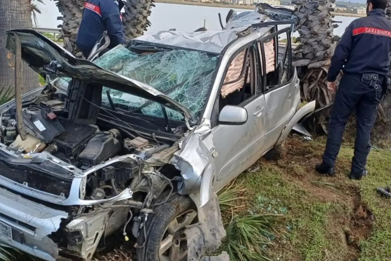 L'auto distrutta nella rotonda della Marinella (foto Serreli)