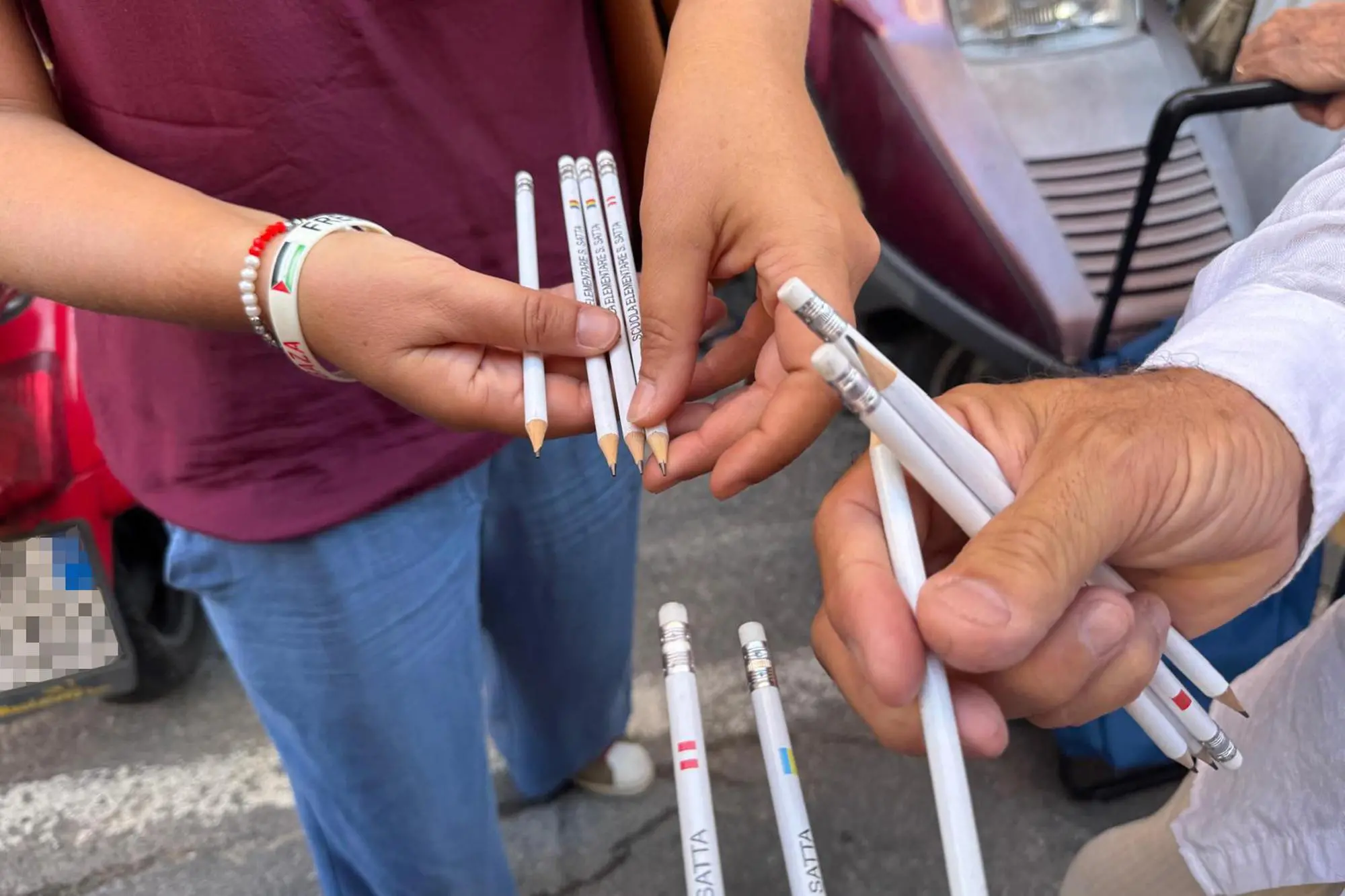 Matite con le bandiere di vari Paesi davanti alla scuola multietnica di Cagliari durante il primo giorno (Ansa)