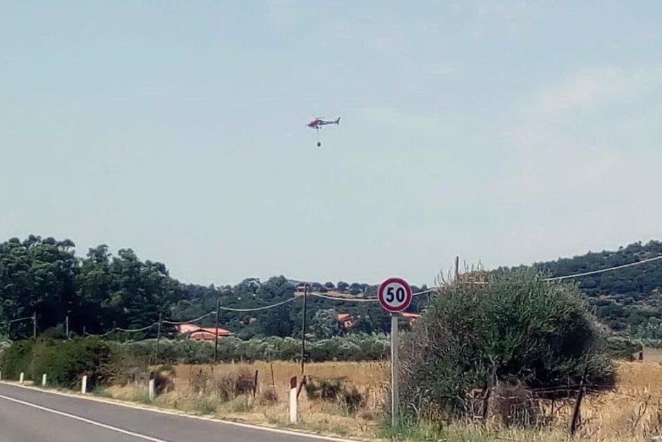 Guspini, incendio nelle campagne: interviene un elicottero