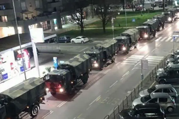 I camion dell'Esercito carichi di bare a Bergamo (Ansa)