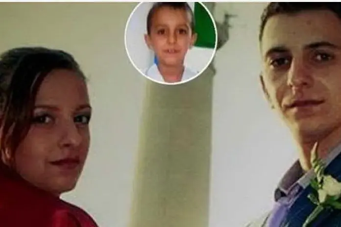 Veronica Panarello e Davide Stival; nel cerchio il piccolo Loris
