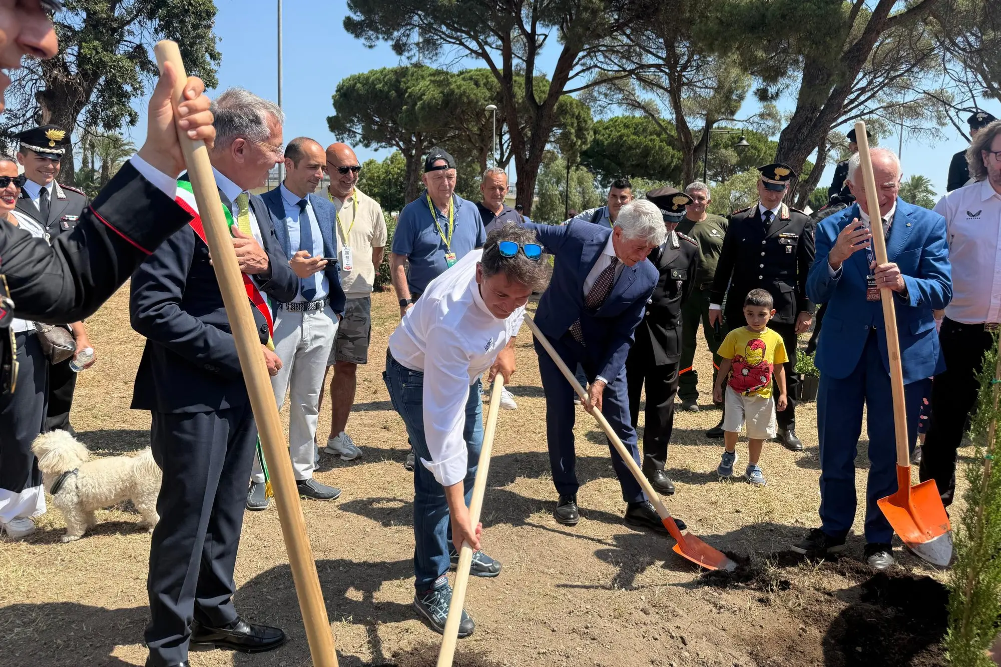 La piantumazione del cipresso a Olbia (foto Vanna Chessa)