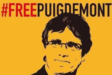 Da Barcellona si leva il grido: “Liberate subito Puigdemont”