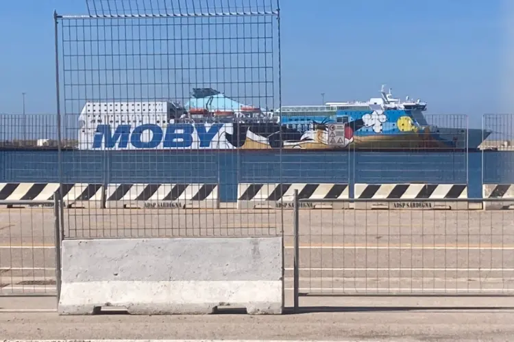 La nave Moby a Porto Torres (foto Pala)