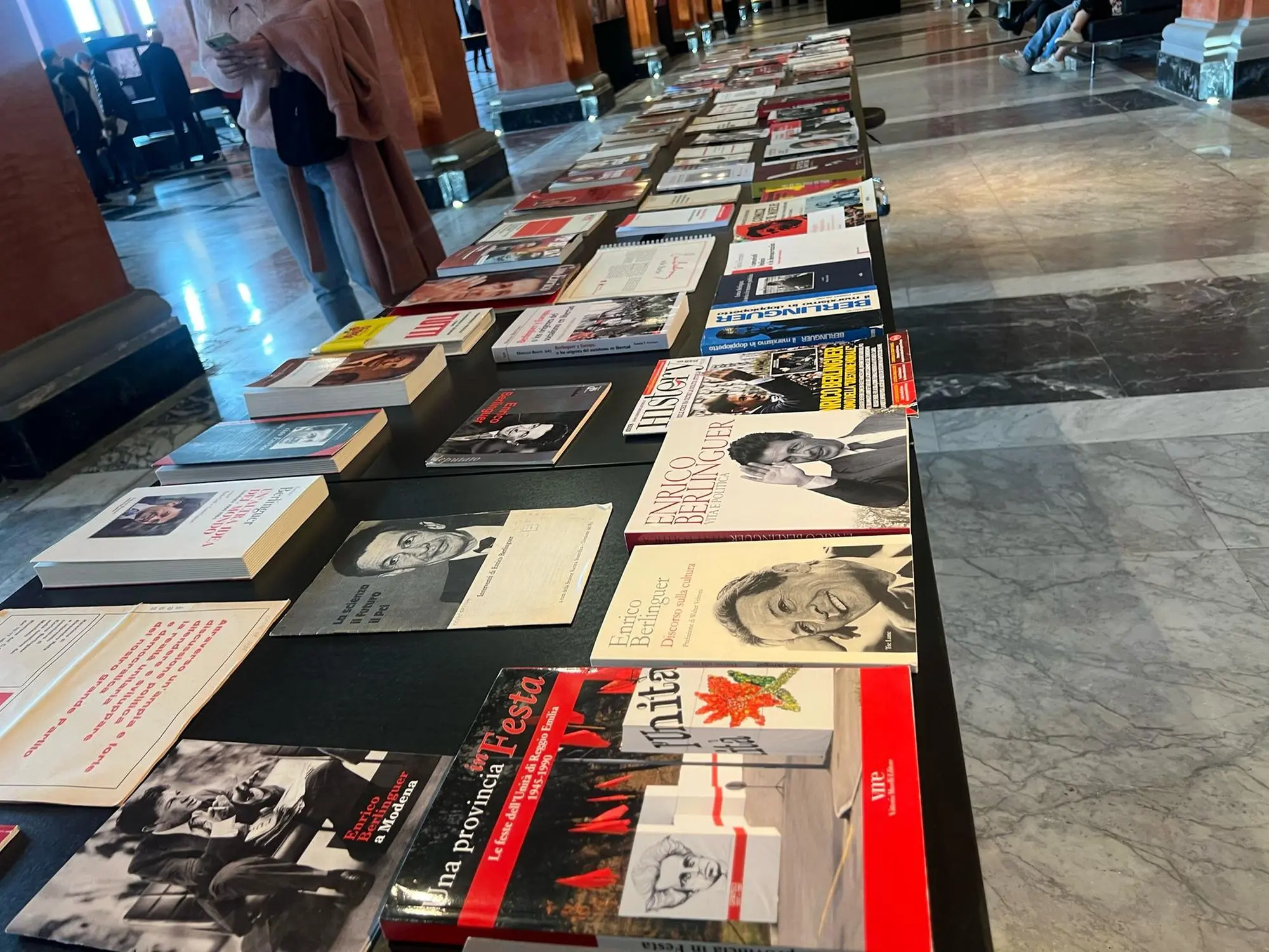 La mostra su Enrico Berlinguer alla Passeggiata Coperta di Cagliari (foto Melis)