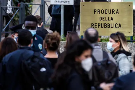 Controlli per lÕemergenza Coronavirus al tribunale di piazzale Clodio durante lÕudienza del processo per la morte del vicebrigadiere dei Carabinieri Mario Cerciello Rega, 09 ottobre 2020. ANSA / ANGELO CARCONI