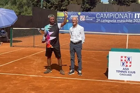 Il campione italiano Alessandro Ingarao premiato dal presidente del Tc Cagliari Renato Arba (Foto concessa)