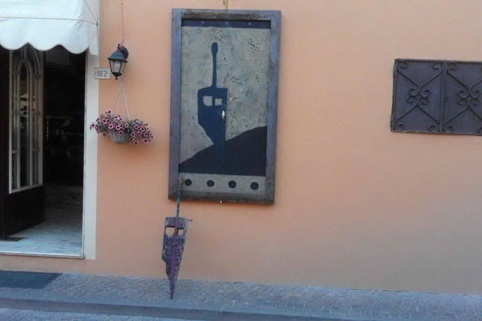 L'opera dell'artista Giglio Cotza danneggiata dai vandali