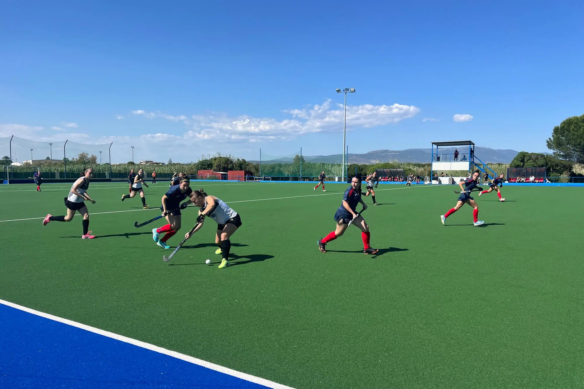 Azione d'attacco della Ferrini (in maglia blu) nel match con l'HC Riva (Foto M.C.)