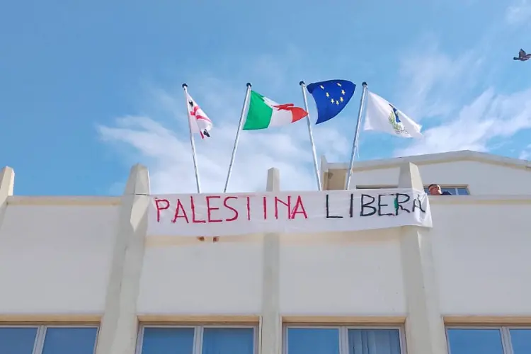 Lo striscione pro Palestina sulla facciata del municipio a Porto Torres (foto Pala)