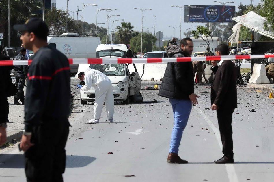 Tunisi, due kamikaze si fanno esplodere davanti all'ambasciata Usa: un morto