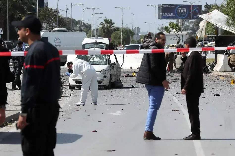Il luogo dell'esplosione a Tunisi (Ansa - Mohamed Messara)