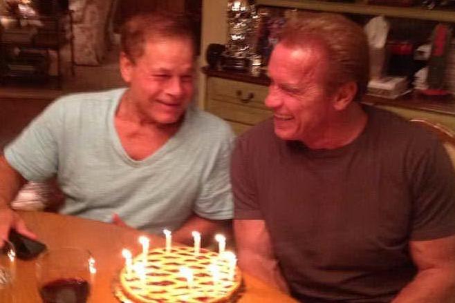 Franco Columbu (a sinistra) con Arnold Schwarzenegger: i due erano molto amici (foto Facebook)