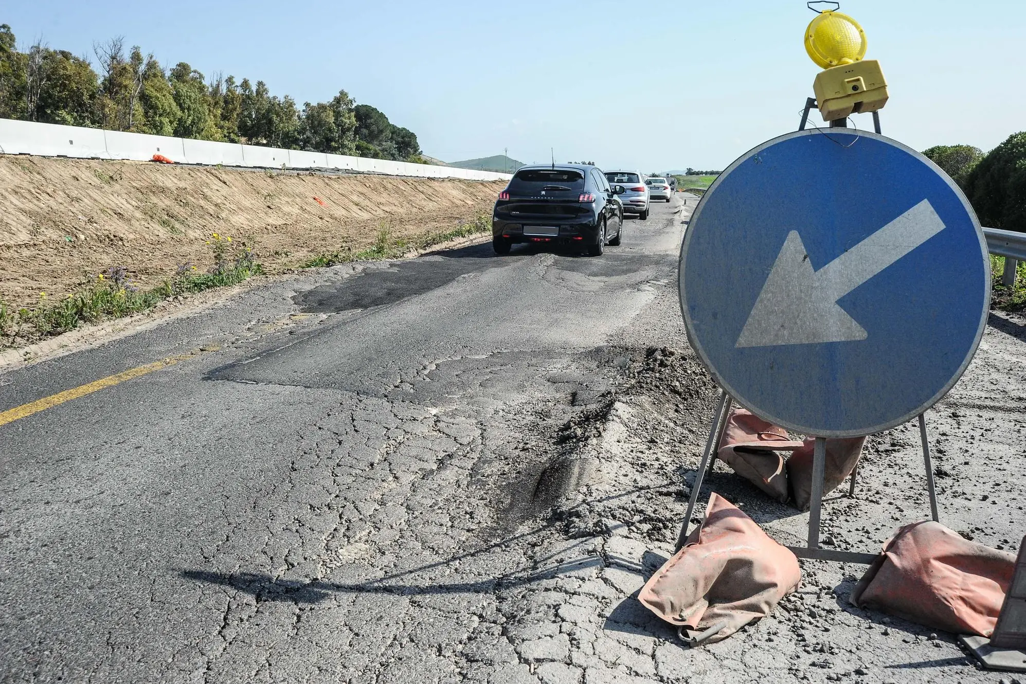 Asfalto dissestato sulla Serrenti-Nuraminis, complanare della 131 (foto Angelo Cucca)