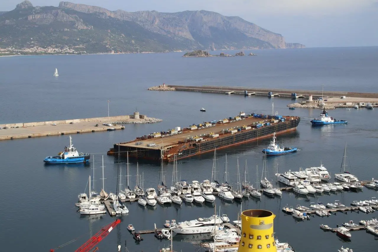 Il pontone S44 di Saipem nel porto di Arbatax (foto Secci)