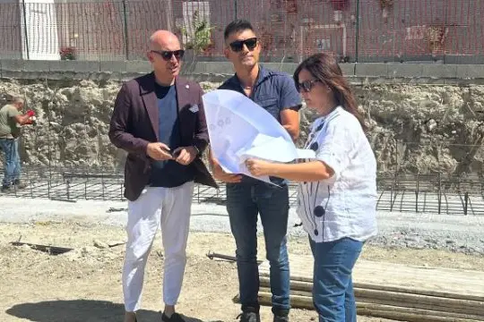 Il sindaco di Tissi, da sinistra, al cimitero con i tecnici (foto concessa)