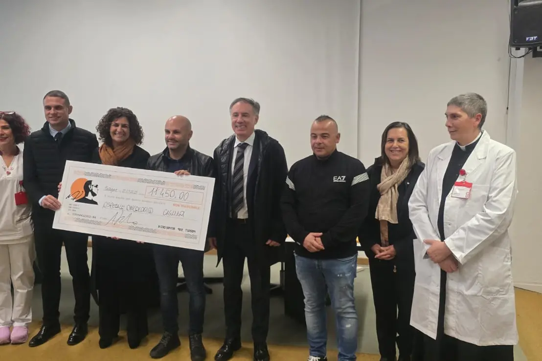 La consegna simbolica dell'assegno all'Oncologico