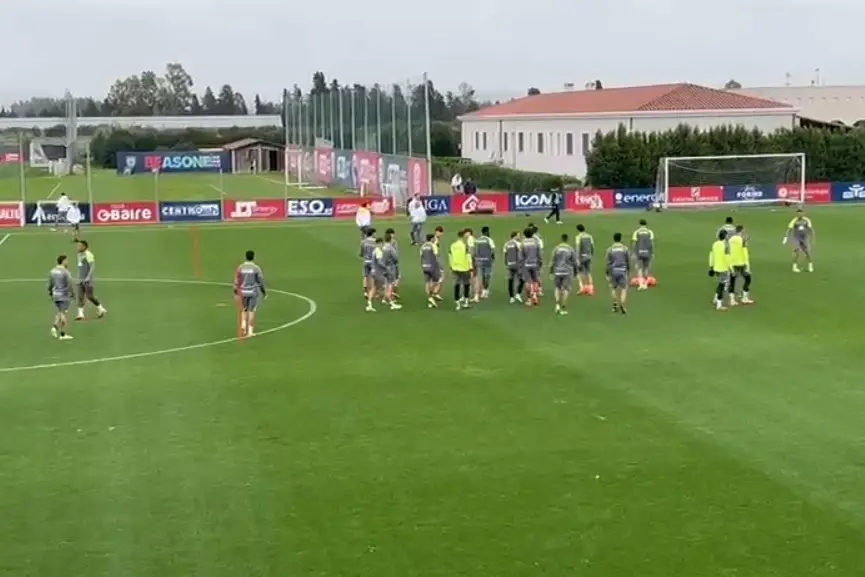 L'allenamento a porte aperte del Cagliari