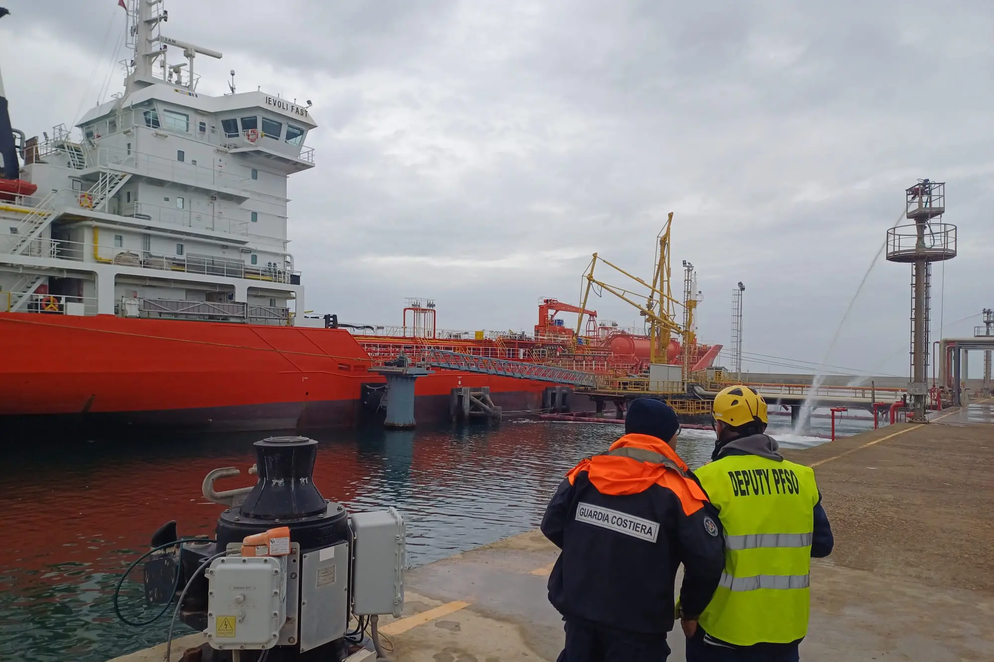 Un momento dell'esercitazione (foto Guardia Costiera)