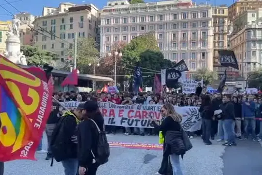 Sciopero, in migliaia a Genova contro il carovita e la guerra