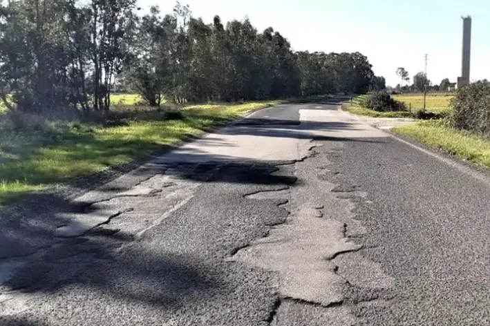 Buche su una strada provinciale nell'Oristanese (Archivio)