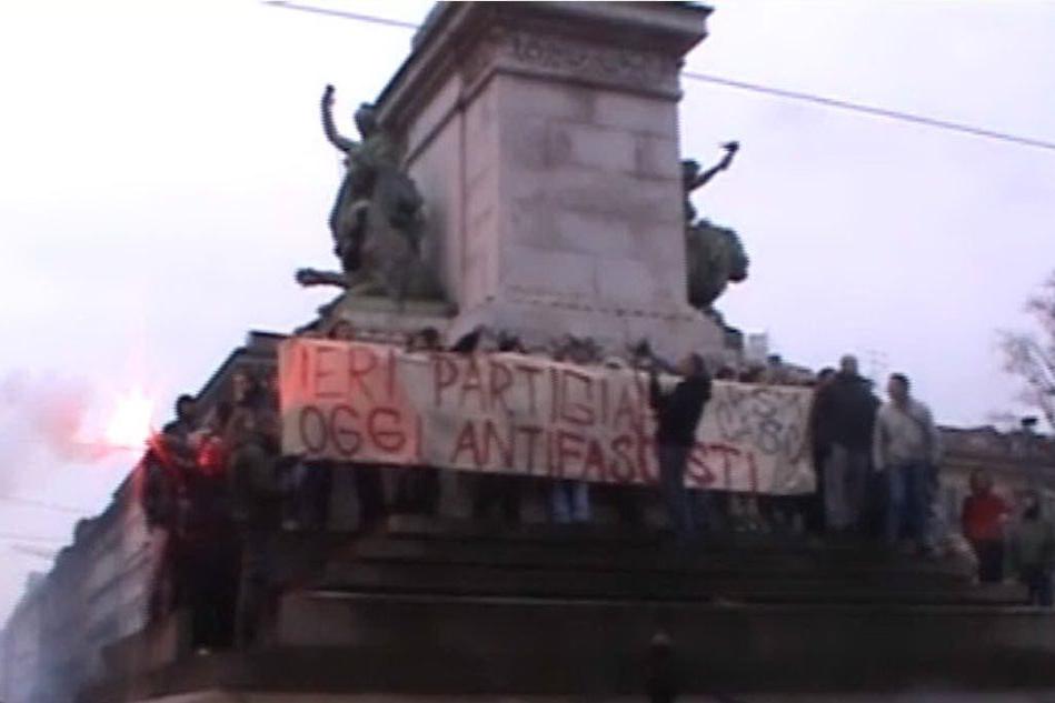 Studenti sul monumento di Garibaldi, il blitz contro CasaPound a Milano