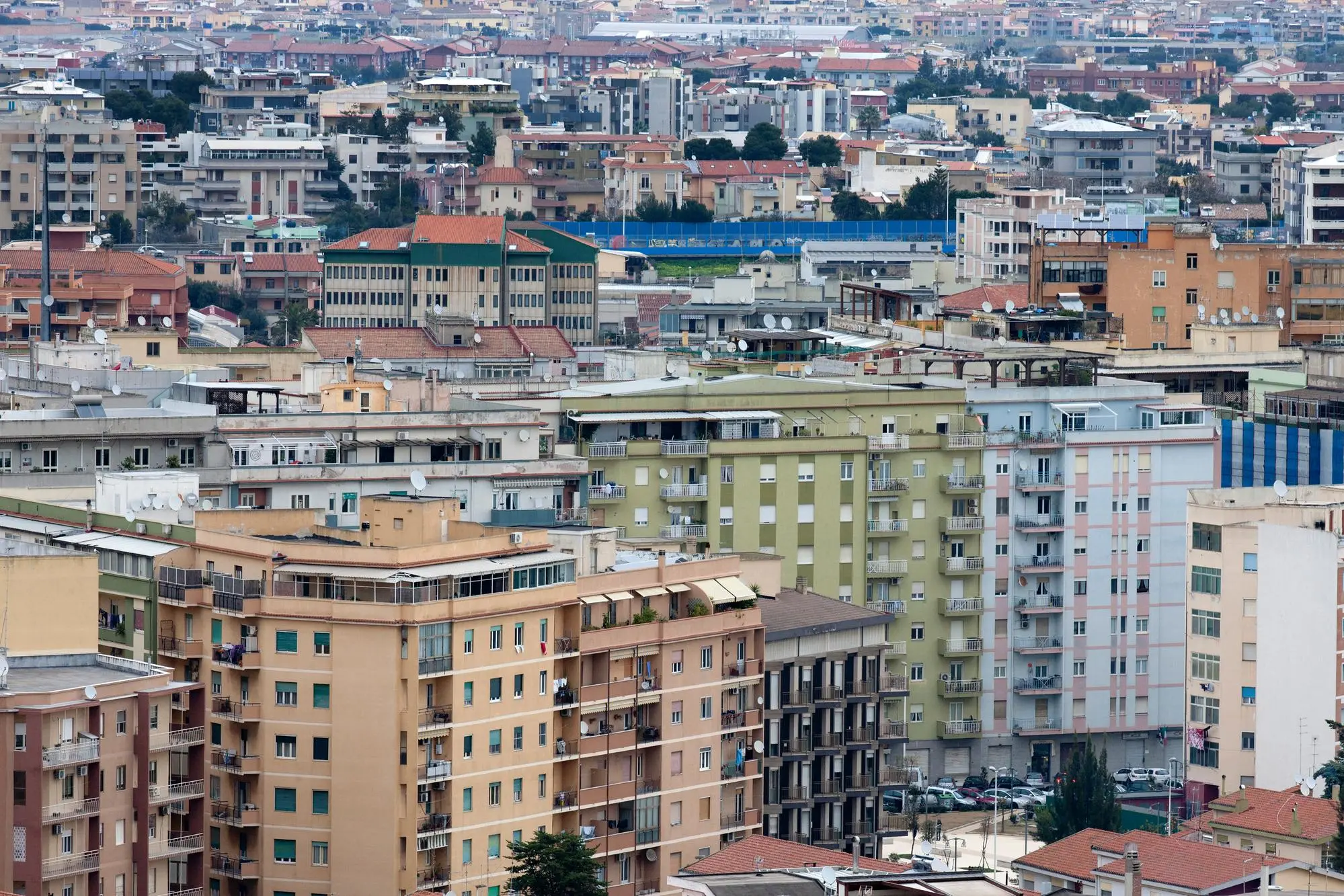 Una panoramica di Cagliari (archivio L'Unione Sarda)