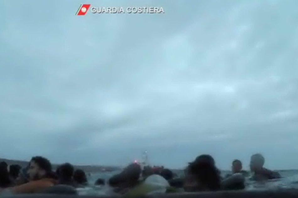 Naufragio a Lampedusa: salvata anche una bimba di un anno VIDEO
