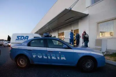 La Polizia nella sede della SDA (Elisabetta Messina)