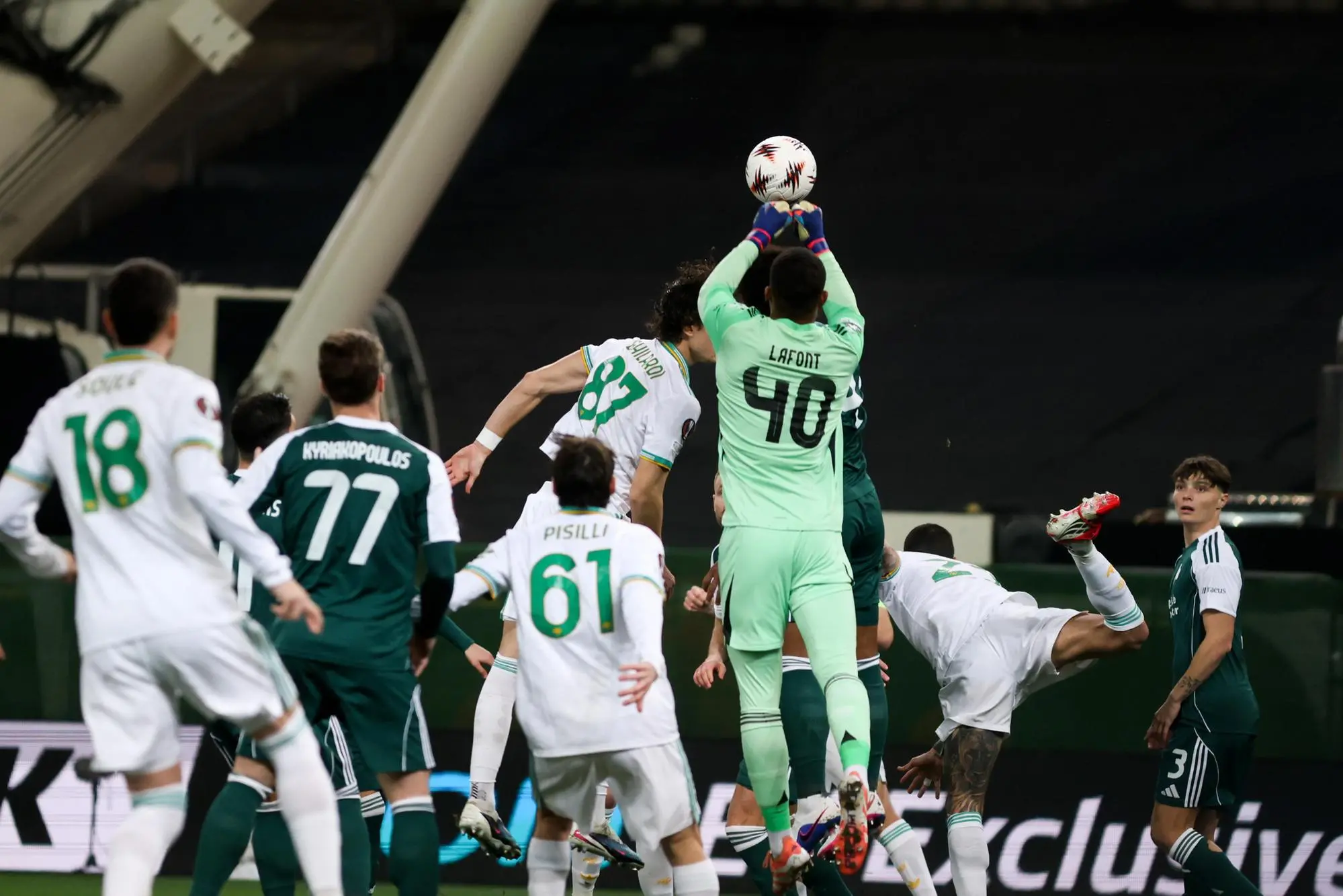 epa12691216 Panathinaikos' goalkeeper Alban Lafont (C) in action during the UEFA Europa League match between Panathinaikos and AS Roma, in Athens, Greece, 29 January 2026 EPA/GEORGIA PANAGOPOULOU