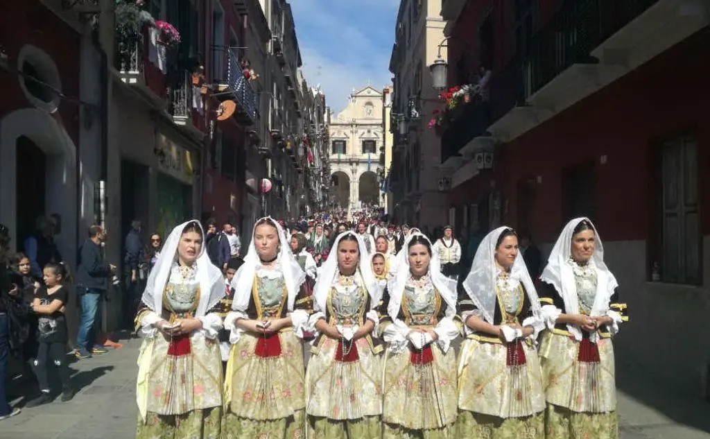 Donne in costume arrivano da viale Fra Ignazio per dirigersi nel Largo