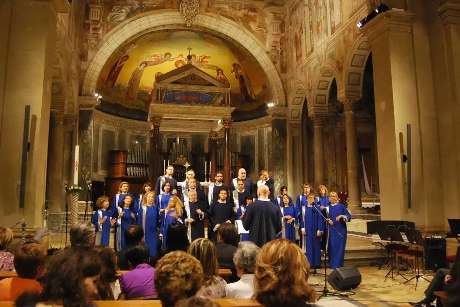 Un coro Gospel si esibisce in una chiesa
